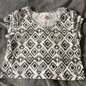 No Boundaries Black and White Patterned T-Shirt Size Extra Large
